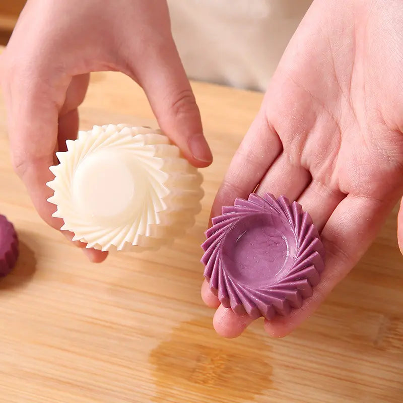 2 Counts Sunflower‑Patterned Round Hand‑Press Mooncake Mold, French‑Style Lace Pastry Mold 🍪